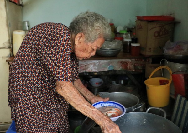 Cụ bà U.90 nối nghiệp con gái, bán bún mọc: Câu chuyện Cụ bà U.90 nối nghiệp con gái, bán bún mọc: Câu chuyện