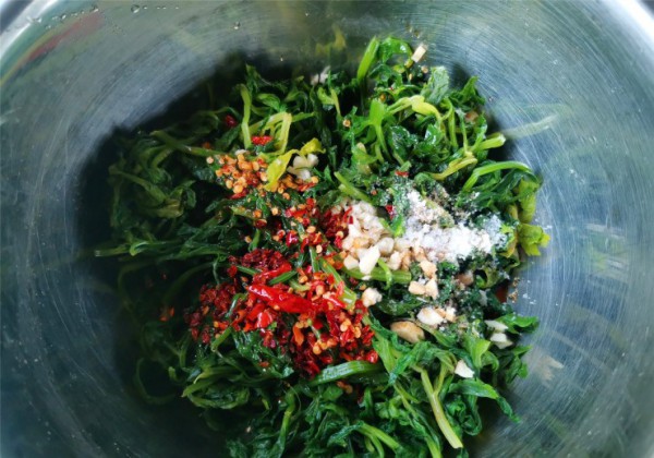 Cứ tưởng lá cần tây bỏ đi, ai ngờ làm cách này còn ngon hơn cả phần thân
