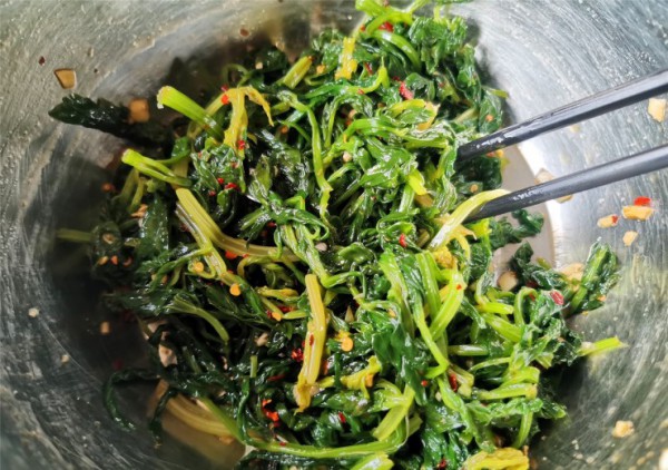 Cứ tưởng lá cần tây bỏ đi, ai ngờ làm cách này còn ngon hơn cả phần thân