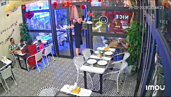 Du khách Nga quay lại bấm chuông cảm ơn vì món ăn ngon