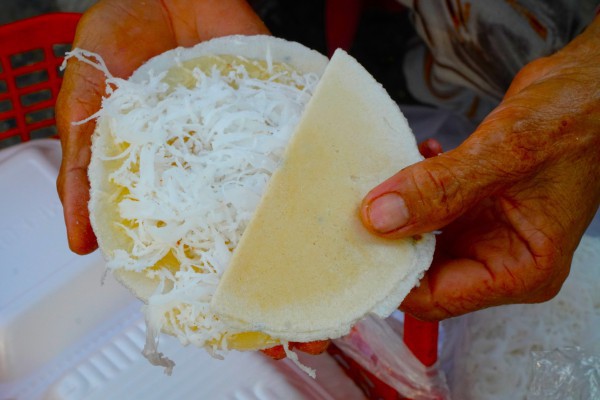 Gánh bánh tráng kẹo mạch nha 40 năm: Bà ngoại bán 10 cái mỗi ngày vẫn không nỡ nghỉ