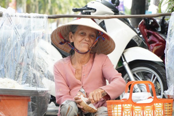 Gánh bánh tráng kẹo mạch nha 40 năm: Bà ngoại bán 10 cái mỗi ngày vẫn không nỡ nghỉ