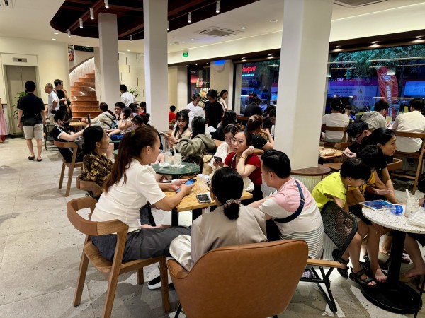 Hàng quán ở trung tâm TP.HCM tối nay: Khách xếp hàng dài, nhân viên căng mình phục vụ Hàng quán ở trung tâm TP.HCM tối nay: Khách xếp hàng dài, nhân viên căng mình phục vụ
