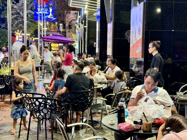 Hàng quán ở trung tâm TP.HCM tối nay: Khách xếp hàng dài, nhân viên căng mình phục vụ Hàng quán ở trung tâm TP.HCM tối nay: Khách xếp hàng dài, nhân viên căng mình phục vụ