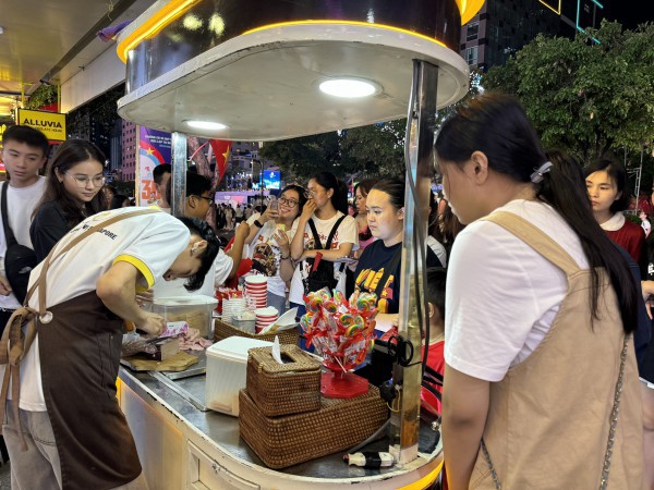 Hàng quán ở trung tâm TP.HCM tối nay: Khách xếp hàng dài, nhân viên căng mình phục vụ Hàng quán ở trung tâm TP.HCM tối nay: Khách xếp hàng dài, nhân viên căng mình phục vụ