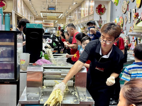 Hàng quán ở trung tâm TP.HCM tối nay: Khách xếp hàng dài, nhân viên căng mình phục vụ Hàng quán ở trung tâm TP.HCM tối nay: Khách xếp hàng dài, nhân viên căng mình phục vụ