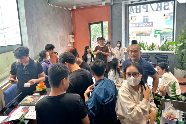 Học sinh mang điểm thi... đi ăn nem nướng, có người được giảm hơn 90% ở TP.HCM