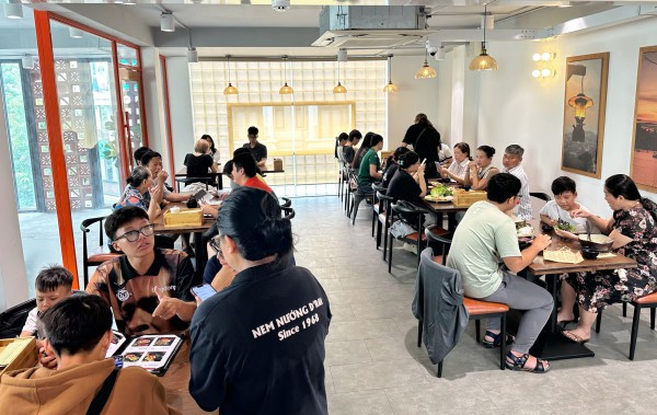 Học sinh mang điểm thi... đi ăn nem nướng, có người được giảm hơn 90% ở TP.HCM