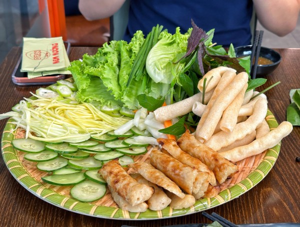 Học sinh mang điểm thi... đi ăn nem nướng, có người được giảm hơn 90% ở TP.HCM