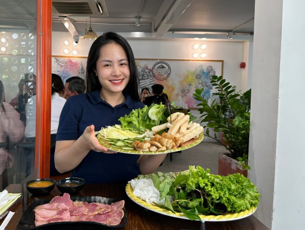 Học sinh mang điểm thi... đi ăn nem nướng, có người được giảm hơn 90% ở TP.HCM