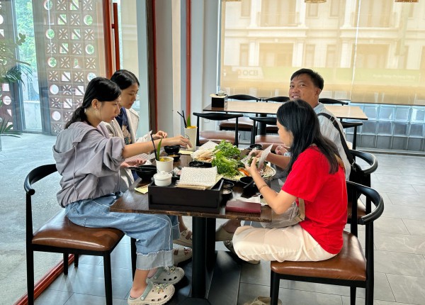 Học sinh mang điểm thi... đi ăn nem nướng, có người được giảm hơn 90% ở TP.HCM