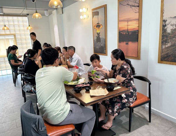 Học sinh mang điểm thi... đi ăn nem nướng, có người được giảm hơn 90% ở TP.HCM