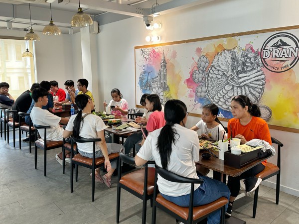 Học sinh mang điểm thi... đi ăn nem nướng, có người được giảm hơn 90% ở TP.HCM