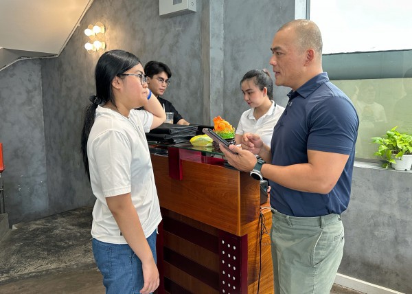 Học sinh mang điểm thi... đi ăn nem nướng, có người được giảm hơn 90% ở TP.HCM