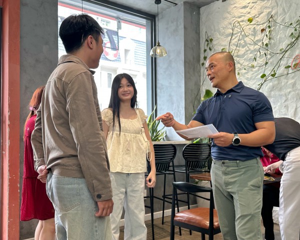 Học sinh mang điểm thi... đi ăn nem nướng, có người được giảm hơn 90% ở TP.HCM