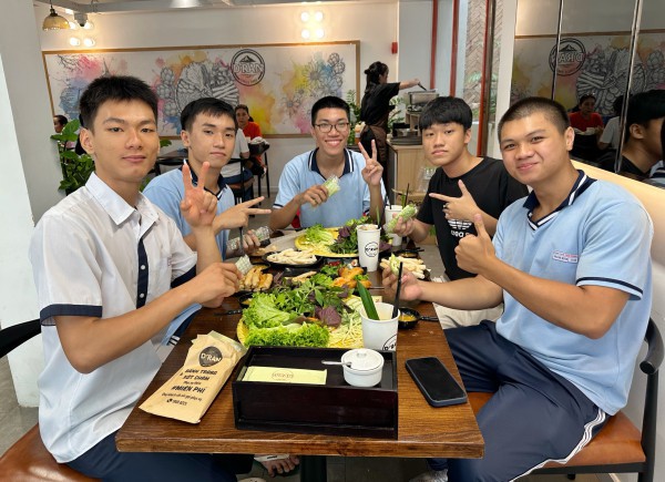 Học sinh mang điểm thi... đi ăn nem nướng, có người được giảm hơn 90% ở TP.HCM
