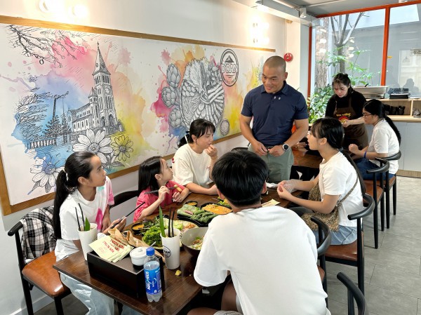 Học sinh mang điểm thi... đi ăn nem nướng, có người được giảm hơn 90% ở TP.HCM