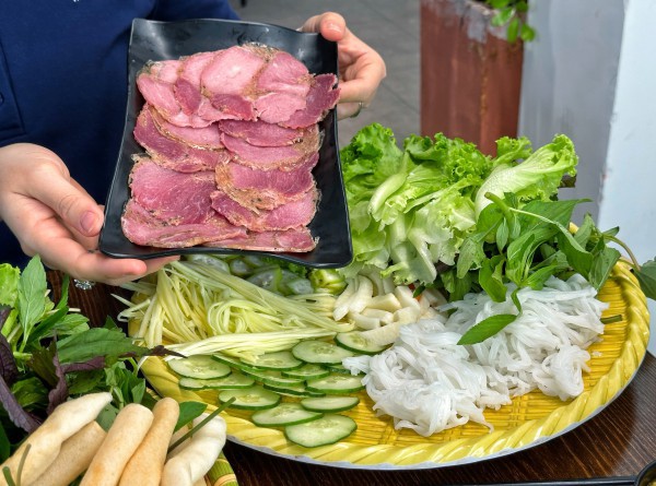 Học sinh mang điểm thi... đi ăn nem nướng, có người được giảm hơn 90% ở TP.HCM