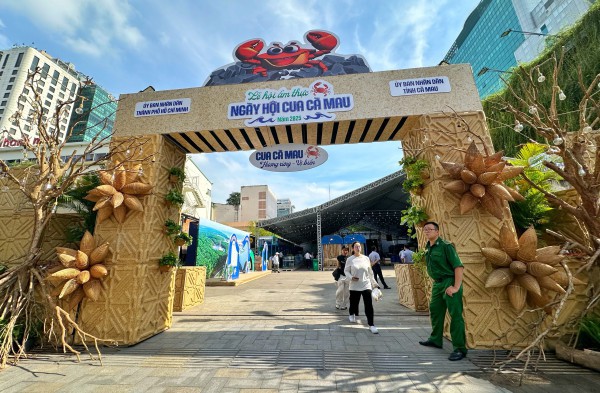 Hôm nay ngày đầu lễ hội ẩm thực cua Cà Mau ở TP.HCM: Thực khách hào hứng