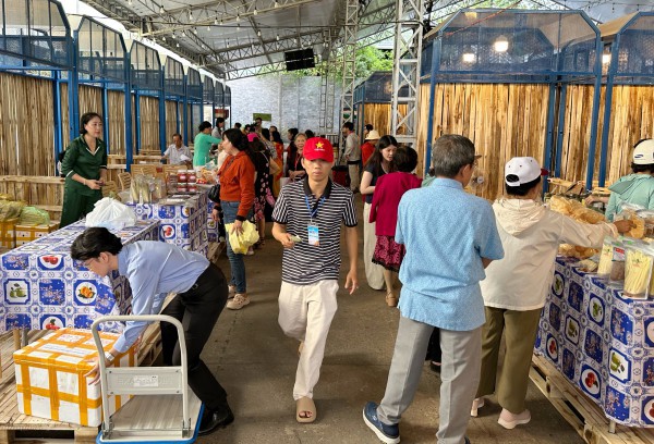 Hôm nay ngày đầu lễ hội ẩm thực cua Cà Mau ở TP.HCM: Thực khách hào hứng