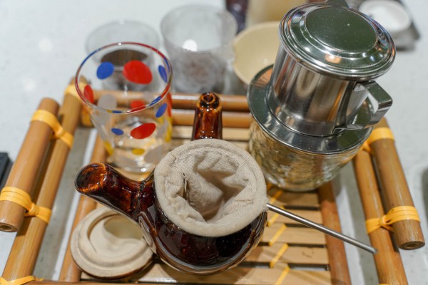 Khách Tây nườm nượp tới TP.HCM học pha cà phê trứng