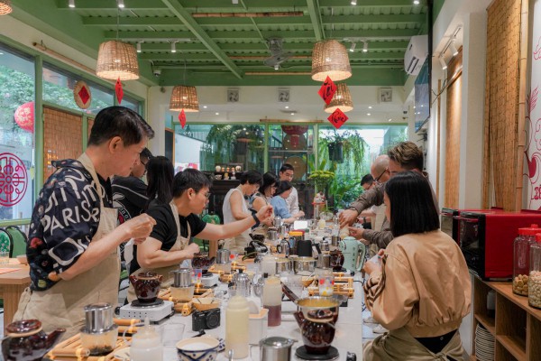 Khách Tây nườm nượp tới TP.HCM học pha cà phê trứng