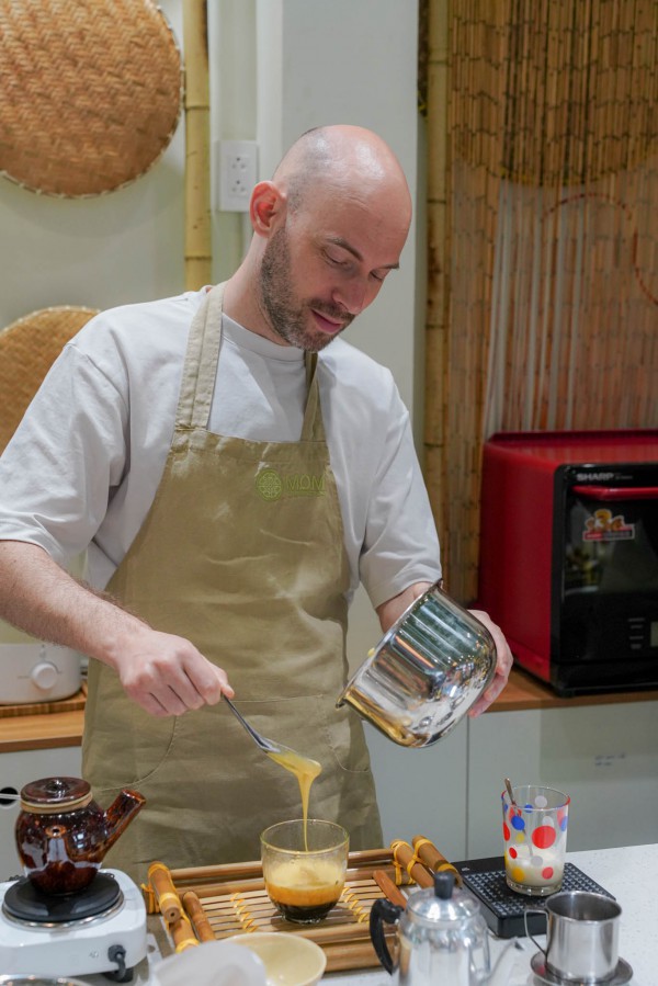 Khách Tây nườm nượp tới TP.HCM học pha cà phê trứng