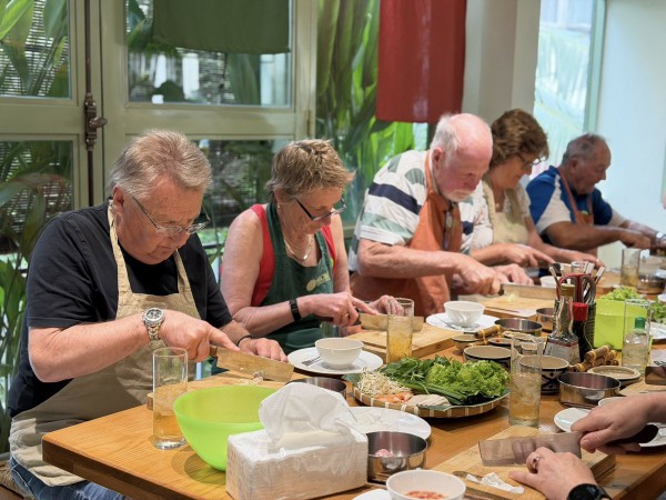 Khách Tây nườm nượp tới TP.HCM học pha cà phê trứng