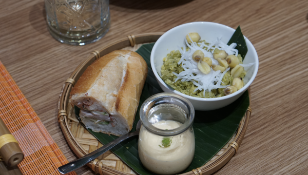 Khách Tây nườm nượp tới TP.HCM học pha cà phê trứng