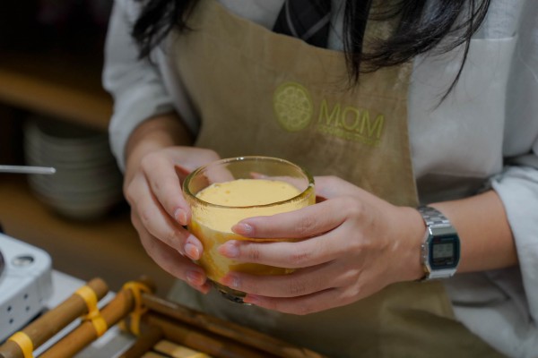 Khách Tây nườm nượp tới TP.HCM học pha cà phê trứng