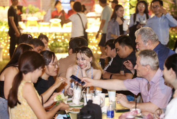 Khách Tây quảng bá ẩm thực TP.HCM: Mê phở, bánh mì đến… hột vịt lộn, bún mắm