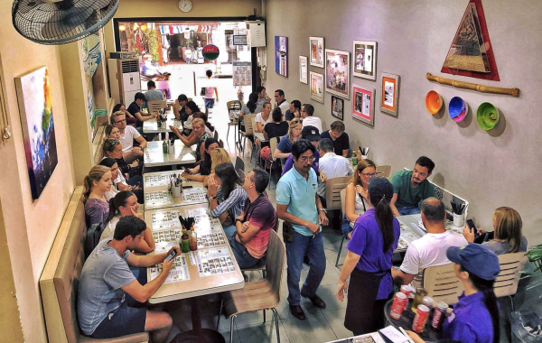 Khách Tây quảng bá ẩm thực TP.HCM: Mê phở, bánh mì đến… hột vịt lộn, bún mắm