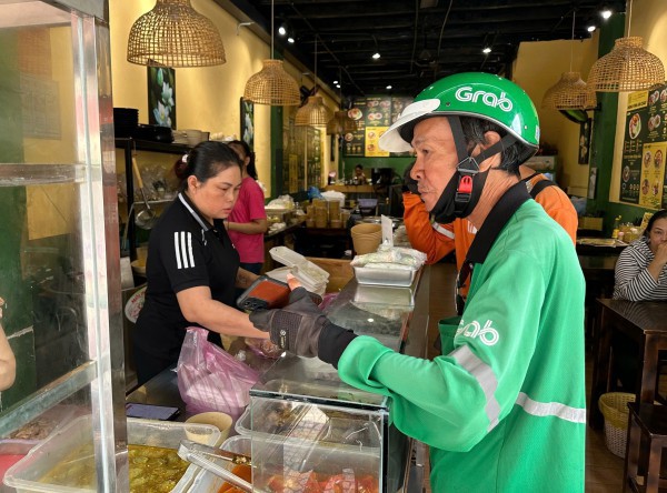 Khách đặt 30 ly chè, muốn ghi tên từng người: Shipper bức xúc, mạng Khách đặt 30 ly chè, muốn ghi tên từng người: Shipper bức xúc, mạng