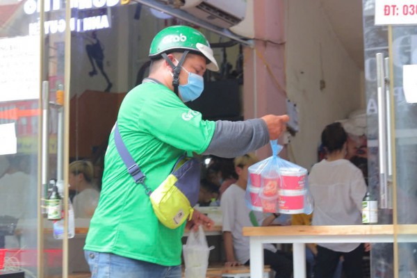 Khách đặt 75 ly chè, shipper kêu khó: Dân mạng tranh cãi nên chia đơn hay không Khách đặt 75 ly chè, shipper kêu khó: Dân mạng tranh cãi nên chia đơn hay không
