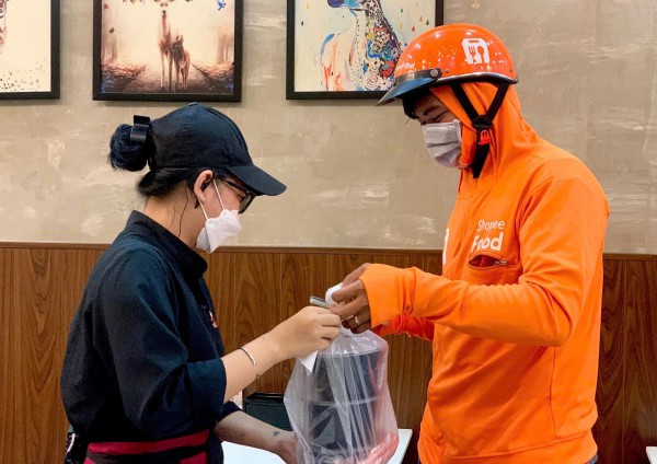 Khách đặt 75 ly chè, shipper kêu khó: Dân mạng tranh cãi nên chia đơn hay không Khách đặt 75 ly chè, shipper kêu khó: Dân mạng tranh cãi nên chia đơn hay không