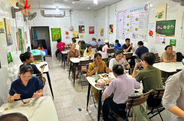 Khai mạc Vesak 2025: Quán chay cạnh Việt Nam Quốc Tự TP.HCM ùn ùn khách Khai mạc Vesak 2025: Quán chay cạnh Việt Nam Quốc Tự TP.HCM ùn ùn khách