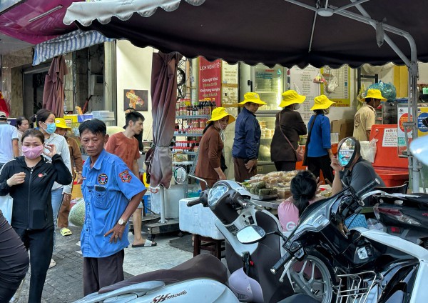 Khai mạc Vesak 2025: Quán chay cạnh Việt Nam Quốc Tự TP.HCM ùn ùn khách Khai mạc Vesak 2025: Quán chay cạnh Việt Nam Quốc Tự TP.HCM ùn ùn khách