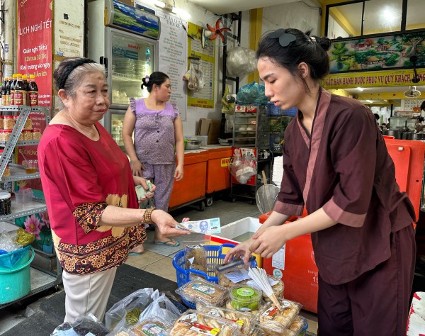 Khai mạc Vesak 2025: Quán chay cạnh Việt Nam Quốc Tự TP.HCM ùn ùn khách Khai mạc Vesak 2025: Quán chay cạnh Việt Nam Quốc Tự TP.HCM ùn ùn khách