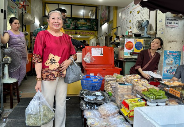 Khai mạc Vesak 2025: Quán chay cạnh Việt Nam Quốc Tự TP.HCM ùn ùn khách Khai mạc Vesak 2025: Quán chay cạnh Việt Nam Quốc Tự TP.HCM ùn ùn khách