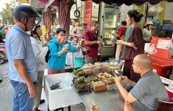 Khai mạc Vesak 2025: Quán chay cạnh Việt Nam Quốc Tự TP.HCM ùn ùn khách Khai mạc Vesak 2025: Quán chay cạnh Việt Nam Quốc Tự TP.HCM ùn ùn khách