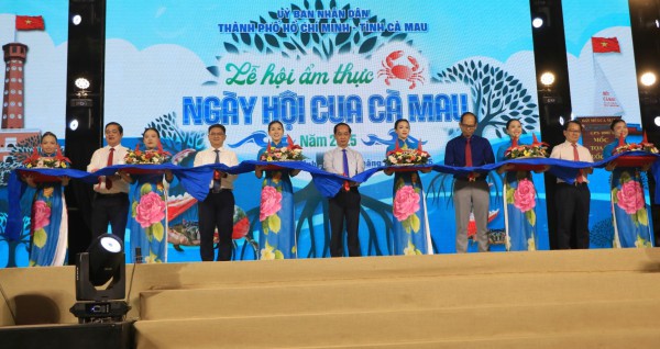 Khai mạc lễ hội ẩm thực cua Cà Mau ở TP.HCM: Ùn ùn thực khách tìm đến