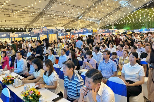 Khai mạc lễ hội ẩm thực cua Cà Mau ở TP.HCM: Ùn ùn thực khách tìm đến