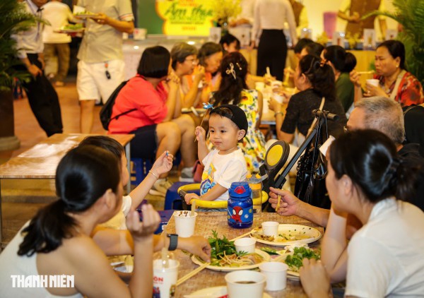 Lễ hội ẩm thực 500 món từ khách sạn 4, 5 sao ở TP.HCM: Giá bình dân, khách đông nghịt
