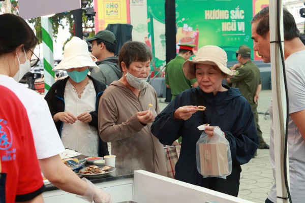 Lễ hội ẩm thực Chợ Lớn: Cả trăm món ngon hút khách xếp hàng từ sáng sớm
