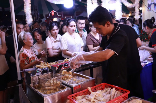Lễ hội ẩm thực Chợ Lớn: Đông nghẹt khách ngày cuối tuần