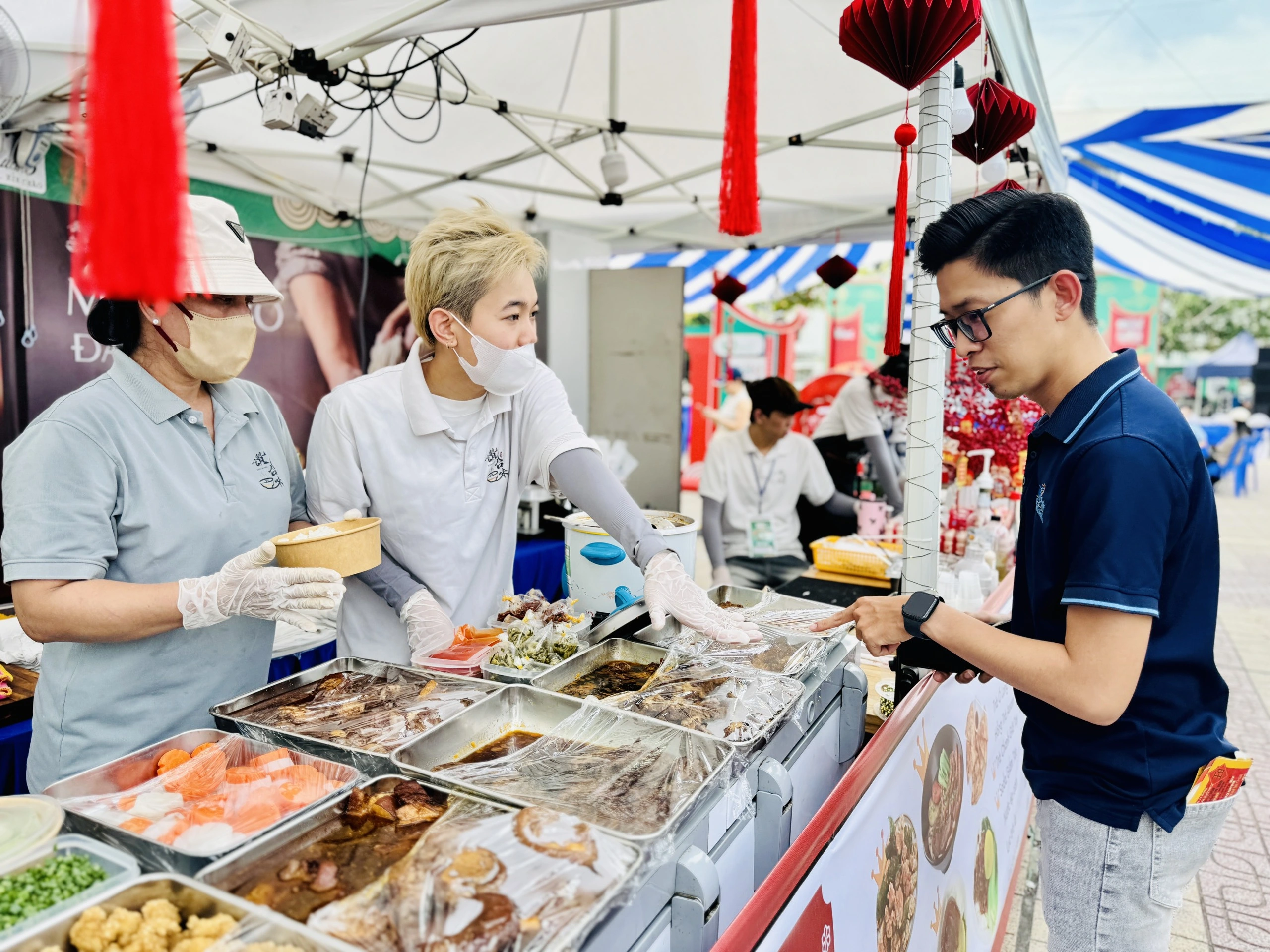 Lễ hội ẩm thực Chợ Lớn ở Q.5: Đa dạng món ăn ngon, người dân thoải mái lựa chọn