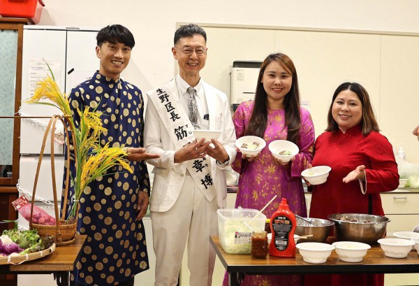 Lễ hội ẩm thực Việt Nam: Người Việt nấu phở đãi người Nhật tại Osaka Lễ hội ẩm thực Việt Nam: Người Việt nấu phở đãi người Nhật tại Osaka