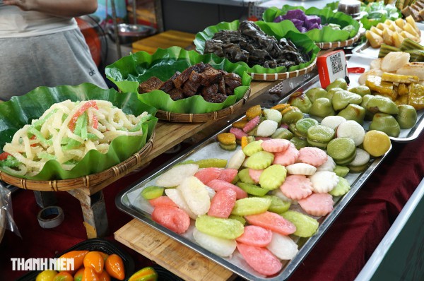 Lễ hội ẩm thực ở ngôi chợ trăm tuổi tại TP.HCM: Hàng trăm loại bánh miền Tây bắt mắt
