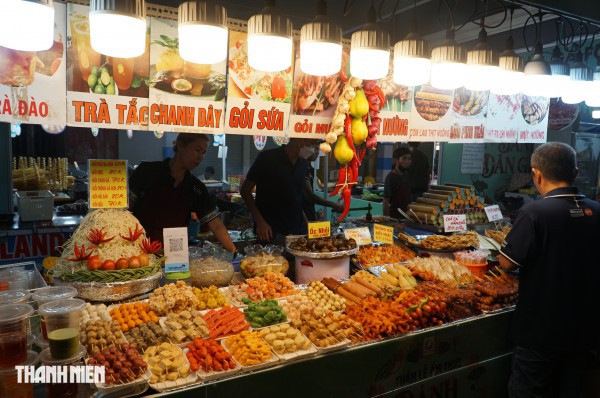 Lễ hội ẩm thực ở ngôi chợ trăm tuổi tại TP.HCM: Hàng trăm loại bánh miền Tây bắt mắt