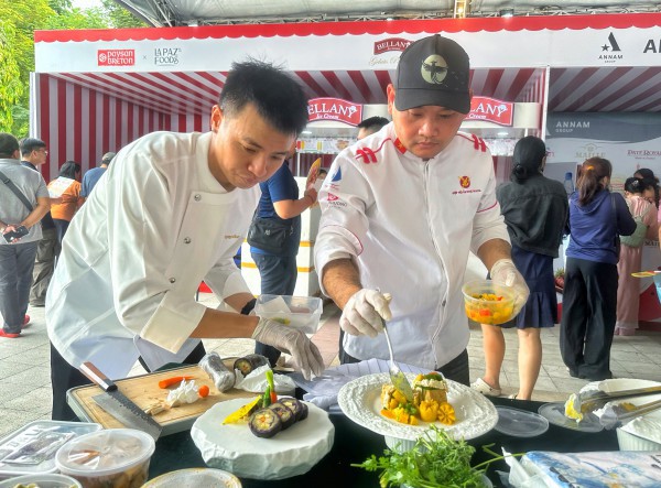 Lễ hội bánh mì ngay trung tâm TP.HCM ngày đầu: Ùn ùn người đổ về giữa trưa